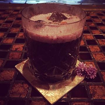 Ngilangin kiap 🍸💃🏻 #cocktail  #mixiology #bar #speakeasy #bali #negroni #black 
@bakerstreetsocial 
@suryana_komang 
@suparsa_gd