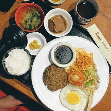 Last post for today: Japanese Style Beef Hamburg on soy sauce with fried egg, spaghetti, rice, miso soup and fish pickles from @goemon.sakedokoro. For you guys who never heard this restaurant, its actually an authentic Japanese Restaurant at Kioi Prince building, Sudirman. Been a favorite of us since 7-8 years ago and Surprisingly menus and prices haven't changed significantly

#jktdelicacy #goemon