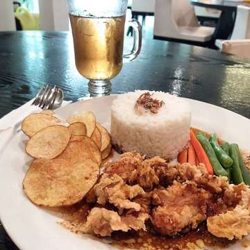 Om nom nom lunchies!
#lunch #friedchicken #riceandshine #asian #teatime #eatout #cafebandung #dagobandung #instafood