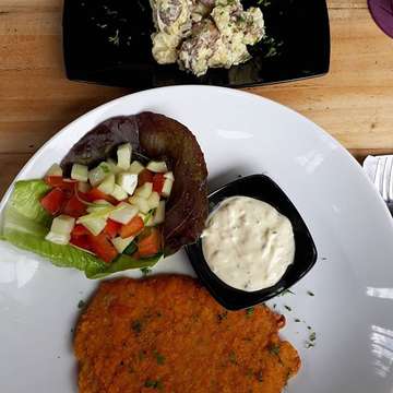 Having lunch 😍😍 #lunch #ubud #schnitzel #potatosalad#homemade #icetea