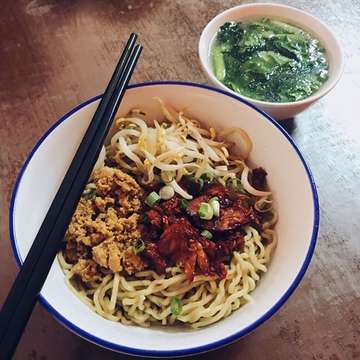 Starting the day with a bowl of noodles; Mie Campur Daging Cincang & Cha Siew 😋
-
📍Bakmi Asun
💸Rp. 24000
-
#culinariyo #noodles #mie #bakmi #bakmie #chasiew #dagingcincang #breakfast #makanan #makananenak #enak #makan #noodleslover #food #foodie #foodies #instafood #foodporn #foodgasm #foodstagram #yum #yummy
