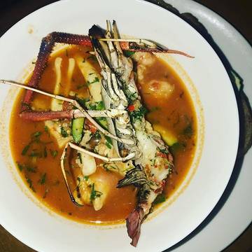 Sea food bonanza in Uluwatu.
.
.
.
#yummy #spicey #bali #uluwatu #legrande #indonesiaparadise #indonesiancuisine #deliciousdinner #prawns🍤 #traveltime #vacationmode🔛 #goingbacktobali