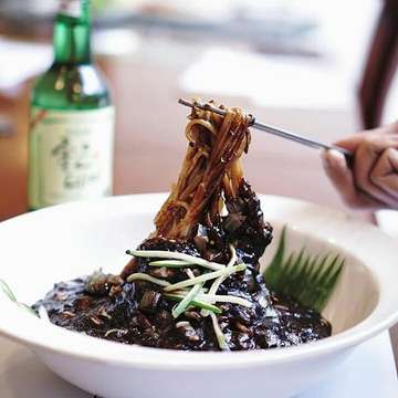Cajangmyun (Korean Black Noodle) 💯 @seoulbdg
#koreanfood #noodles #foodgasm #must #try #foodhunter #bandungfoodies #bandungfoodsociety #kulinerbandung