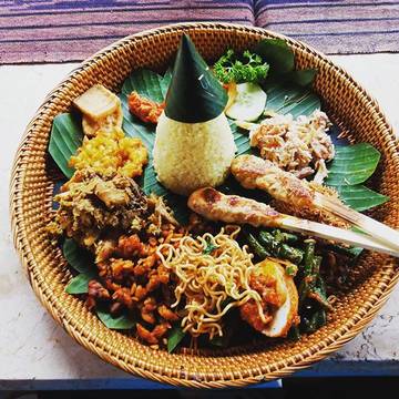 Delicious lunch with Balinese food

#bali #indotravellers #lunchtime #food #indonesia  #waroengdadong