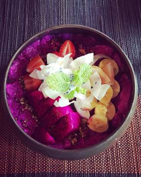 It’s pouring with rain here in Bali, so there’s nothing to do but eat delicious food! Here’s another (yes I know 🙄) photo of my delicious breakfast bowl 🌺🍉🍓🍒🍇🌴 #rainyday #nothing #to #do#but #stuff #our #faces #at #least #its #healthy #breakfast #fruitbowl #so #pretty