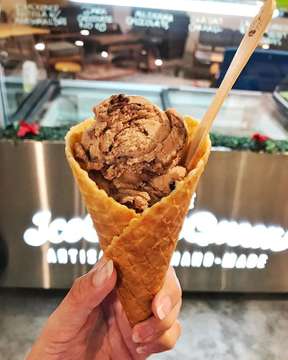 Milonama chocolate ice cream.. my favorite ice cream stall 😘🍦 #dessert #icecream #miloicecream #chocolateicecream #icecreamqueen #kulinersurabaya