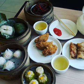 Lunch nya nga dimsum😅😃😁
#chineseteapot #lumpiakulittahuudang #cakarayam #timhakau #talasgoreng #siomayudangspecial #lomaikai👍