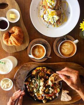 @cafecinta - they’ve got superb selection of filling breakies (oh hello excellent Wild Salmon Eggs Benny🙋🏼‍♀️)
📷@bali_cafes #fujifilm
.
.
.
.
.
#thisisbali #balilife #balicafes #thebalibible #balifood #f52grams #thefeedfeed #eeeeeats #foodphotography #foodpics #breakfast #gardencafe #healthycafe #bukit #specialtycoffee #thirdwavecoffee #latteart #canggu #canggulife #canggucafe #expatlife #eggsbenny #shakshuka