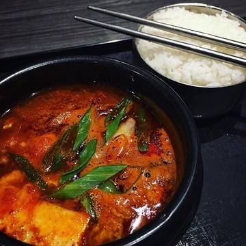 Sundubu Jigae

#kuliner #kulinerbdg #bandung #mujigae #mujigaeresto #korea #korean #koreancuisine #jajan #jalanjalan #soup #sundubu #sundubujigae #makan #foodporn #instadaily #instagood #food