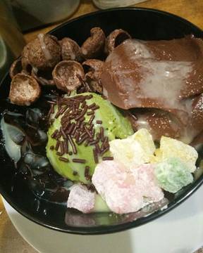 Lagi dan lagi .
.
Greentea ice cream 😊
.
.buka jam 4 sore sampe 11 malem
.

#kulinerhitsbandung #bandungbanget