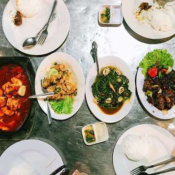 semalam kami nyobain resto seafood terkenal di Medan dan Salut sama pelayanannya yang super tanggap walaupun tamunya rame banget. Makanannya pun enak dilidah. Soal harga ? ga nyangka akan semurah itu. Kalo main ke medan wajib banget nyobain @wajir.seafood ♥️ #my_foodtravel_diary_medan
.
.
#exploremedan
#kulinermedan
#instafood
#foodgasm
#indonesianfood
#foodporn