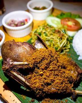 Favorite Crispy Duck near Home, Signature Crispy Duck from @holyduckindonesia. Half duck served with rice, sayur Urap and 3 types of Balinese chili condiments for only 88K IDR (I think it's really worth the price). If you plan to visit, don't forget to check their IG first, since they're undergoing renovation right now.
.
.
.
.
.
.
.
.
.
.
.
.
.
.
.
#syndru #crispyduck #holyduck #jktfoodbang #bebekgoreng #friedduck #duck #foodshot #foodrepublic #foodshare #foodlover #foodhunt #foodphotography #foodstagram #foodgasm #instafood #foodporn #kuliner #feedfeed #kulinerjakarta #jktfoodies #beautifulcuisines #f52grams #eeeeeats #buzzfeedfood