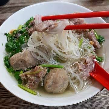 @mombites Bakso (meatball soup) please 😘😘 *
*
In love with this bihun bakso daging iris (meatball soup with rice vermicelli and sliced beef meat) at bakso Aan Medan @baksoaan_pikelanglaut they serve it with spring onions and corriander leaves and fried garlic.
I added more fried garlic, sambal (chilli sauce) and vinegar 😍😚 ooh la la it gave more spice, the sliced meat was very tender and juicy! Just writing this down makes me wanna order another bowl 😋
*
📍 Bakso Aan (Ruko Elang Laut, Blok B no.27, Jl.Pantai Indah Selatan - Pantai Indah Kapuk)
Another branch is at Jl.Pesanggrahan no.6, Kembangan - Jakarta Barat
💱 Rp 43.000/ portion
#bakso #baksolovers #indonesianfood #culinary #kuliner #kulinerjakarta #wisatakuliner #foodporn #makanan #food #foods #foodie #foodies #foodstagram #foodgasm #instafood #eat #eats #eatstagram #먹어 #먹방 #먹스타 #먹스타그램 #데일리 #데일리그램