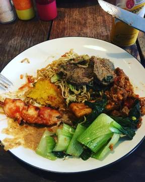 Last time having this delicious warung food!! Im gonna miss Bali a lot, but am also looking forward to living a new life in NL. .
#warungbumi #batubolong #selamatmakan #canggu #bali #indonesia #indonesianfood #rendang #mie #tofu #goodfood #foodbaby #spicyfood #wanderlust #travelmore #travelgram #instatravel