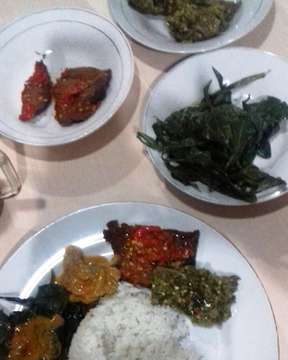 Makannya beraaat yaa .. ya doong sesuai ama berat badan 😉 #dinner #nasipadang #nasikapau #indonesianfood #foodlover