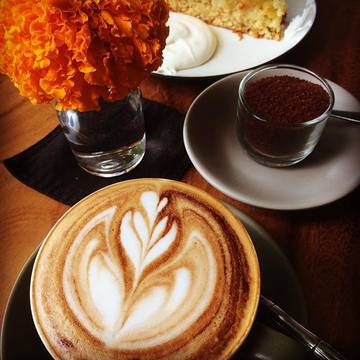 When in #ubud it's always @casalunaubud but we're now in #seminyak so it has to be @souqbali 
#favouritecoffee #bali #peoplewatching #coffeeandcake #richardstravels #organicfood #freshbaked