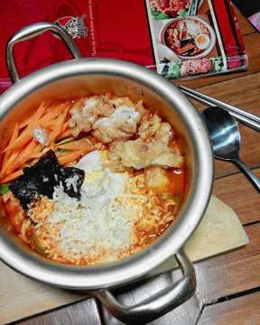 Korean Food !!
Efek nntn drama korea jd pngen makan ini dan itu... Sebnernya sih banyak banget menu yang pengen dipesen, karna banyak banget juga makanan yang udah kita liat di drakor 😂
Tapi dari pada mubazir dan berlebihan, untuk pemula cukup 3 menu dulu aja kali ya 😋
overall enak rasanya... @ngorea_bistro .
.
.
.
.
#koreanfood #bibimbab #ramyun #mojito #instalike #instafood #like4like #likeforlike #foodporn #ngoreabistro
