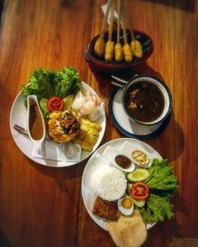 Tahu telor surabaya, rawon malang, sate lilit bali, makannya di Bandung.
#dinner #audreyscenicdining