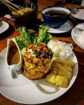 Tahu telor surabaya, rawon malang, sate lilit bali, makannya di Bandung.
#dinner #audreyscenicdining