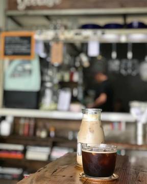 Salah satu tempat ngopi favorit ☕️
#longblackorange 
#ginggerbreadlatte 
#bandungcoffeeshop 
#coffeegram