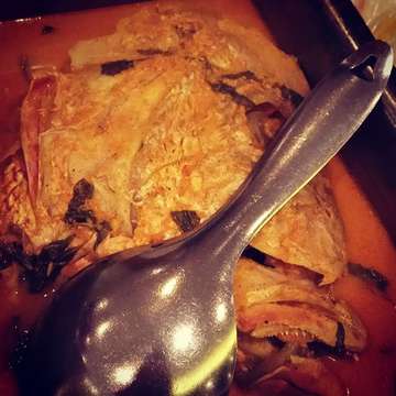 Gulai Kepala Ikan or Fish Head Curry, made with a fresh head of a Red Snapper. Creepy, but the meat inside is succulent and chewy 😊

#sariraturestaurant #indonesiancuisine #padangcuisine #gulaikepalaikan