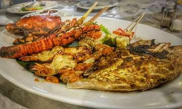 #biggest #seafood #platter #lobsters #prawns #squids #oyesters #crabs #etcetcetc #tummyfull😋 #happyme #crewlife✈ #lifeissogood #foodporn #foodie #livingtoeat #bali #railwayrestaurant