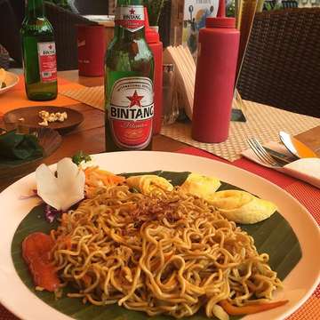 Mie goreng and bier Bintang equals lunch of champions