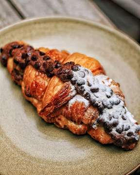 Uhlalaa~ Melted chocolate croissant from @patisserieambrogio :D Crispy and warm croissant with rich chocolate filling. Enjoyable with their coffee or tea! #keluarmakan #ambrogiopatisserie
