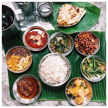 Ballin on a budget? Check out the nasi campur spreads at @thepiringdaun.. One of our fave spots for cheap (and delicious) eats! Whether you are dipping into some butter chicken with a cheesey garlic naan (🤤) or getting some nasi in your life.. live large for less and save your rupiahs for happy hour. 😉👊🏽
📍The Piring Daun - Jl Pantai Berawa, Canggu
📱 Find The Piring Daun in the QUICK EATS section of the new GU GUIDE APP (download link in bio)