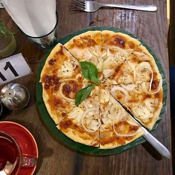 Selamat Malam , mari saatnya makan malam 😍😍😍 #nasikuning #pizzatropical #tehpoci #esjeruktawar #makanmalam @warunghana