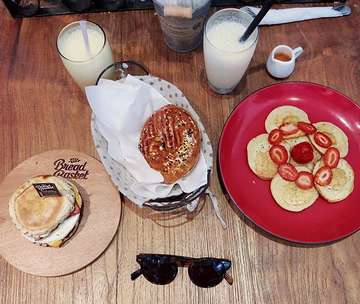 Little holiday breakfast!
#breadbasket #breadbasketbali #bagel #bagels #englishmuffin #pancake #pancakes #maplesirup #strawberrys #bacon #cheese #smothie #milkshake #breakfast #bali #sanur #foodporn #food #foodblogger #travelwithmylove #instafood #foodinsta #foodinstagram #holiday #indonesia #travelfood #throwbackthursday #delicious #tasty