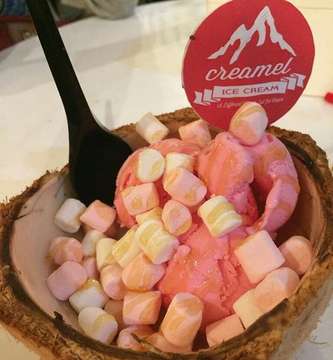 share an ice cream with someone special ☺️ #ThaiStrawberryMarshmellowWithCaramelSyrup #ThaiDurianJuice