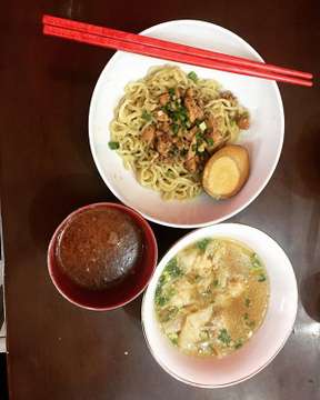 Homemade Noodle without MSG
1. Mie Dandan Celup
2. Pangsit Kuah
3. Telur Bebek
😋😋😋
#healthyfood #noodle #miedandancelup #recommeded #culinary #tripadvisor #medan #sumaterautara #indonesia