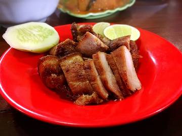 "Lapo Ni tondongta -Cabang Senayan" At jalan Pramuka raya No.12,Matraman,Jakarta timur 
@lapo_ni_tondongta @laponitondongtasenayan .
.
.
Menemukan lagi salah satu rumah makan dengan hidangan khas Batak (Sumatera) yang mungkin masih agak asing bagi sebagian penikmat
.
.
Untuk hidangan di tempat ini selain tersedia daging B2 juga terdapat daging B1 yang merupakan istilah dalam penyebutan menu tersebut .
.
-On this frame 
1.Sangsang ( B2)
Price : IDR 25.000
.
.
2.Panggang (B2)
Price : IDR 25.000
.
.
3.Arsik ( B2)
Price : IDR 27.000
.
.
4.Sayur singkong 
Price : IDR 5.000
.
.
Yang menjadi pembuat nikmat pada menu sangsang adalah tidak terasa sama sekali bau darah babi yang dimasak sehingga seakan kita tidak memakan darah babi namun hanya memakan daging babi saja .
.
Untuk tekstur arsiknya sangat empuk ditambah dengan minyak babi yang terdapat membuat meleleh saat kita kunyah di mulut .
.
Untuk Panggang nya juga terdapat rasa yang enak (seperti daging babi asap) ditambah dengan teksturnya yang juga empuk sekali .
.
-Overral for taste : 9.1/10
.
.
-Notes 
1.Untuk lokasi parkir mobil saat jam makan siang agak susah karena lokasi tempat parkir yang tidak besar .
.
.
#foodblogger #foodphotography #kulinerbatak #jktfoodlover