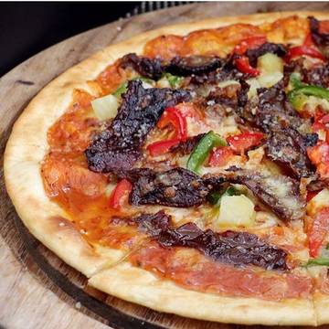Beef Jerky Pizza? Yes please...
.
.
#hbgrillgarden #thepapandayan #taketime #balanceinlife #luxuryhotel #hotelbandung #visitbandung #explorebandung #kulinerbandung
