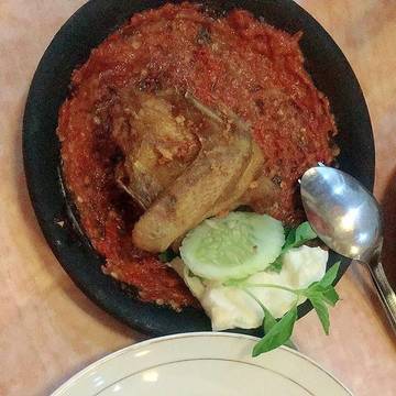 Lagi pengen makan ayam penyet, langsung deh ke Warung Leko terdekat... #warungleko #ayampenyet #igapenyet #ayampenyetwarungleko #indonesianfood #indonesianfoodjakarta #spicyfood #ayamgoreng