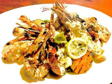 #seafoodplatter #grilledlobster #grilledprawn #beachdining