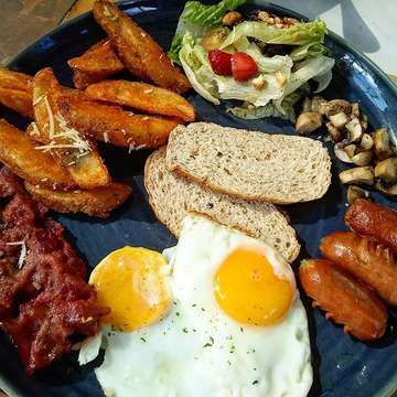 Breakfast is served. Thank you for the treat @nenny_vr Happy birthday once again dear 😘😘😘 #breakfasttreat #bigbreakfast #sunnysidesup #happytummy