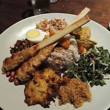 #food #indonesianfood #bali #indonesia #sanur #warungblanjong #justperfect #havenoideawhatsonthatplate