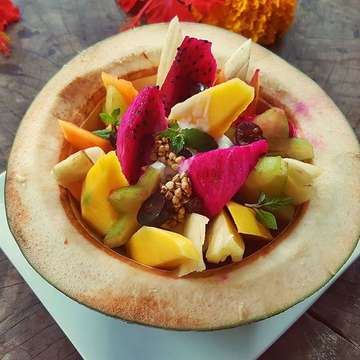 ⠀⠀⠀
What beauty springs forth from our bountiful gardens!
⠀⠀⠀
Mangoes, pineapples, dragon fruit, star fruit, bananas and papayas, topped with crunchy, homemade buckwheat granola and coconut yoghurt.
⠀⠀⠀
From sun to soil, from your table to your happy belly!