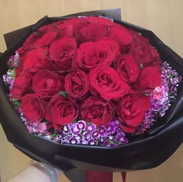 Romantic red roses for your lovely one #valentine #valentinesday #valentinebouquet #handbouquet #bouquet #flowerbouquet #freshflowers #flowers #blossom #bloom #florist #floristjkt #floristjakarta #floristbsd #floristserpong #floristtangerang