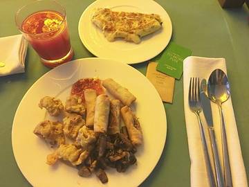 Healthy Breakfast .... sauteed mushroom, floured fried tofu, vegetable spring rool, vegetable ommelette and watermelon juice. A lot of item .... but still lacto-vegetarian #lactovegetarian #momocafe #breakfast #courtyardbalinusadua #courtyardbymarriottbalinusadua #dpscy #cptampipictures #iphone6s