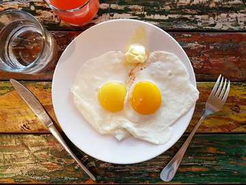 Menu sarapan pagi ini: lemak jenuh, kolesterol, sodium, potassium, karbohidrat, serat, gula dan protein. Cukup lah untuk aktivitas mager hari ini.