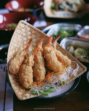 ⏪SWIPE
-
Siang ini bfoodie makan di @shingenizakaya, kita pesen yakiniku nya.
-
Cukup unik karena biasa dagingnya di grill langsung diatas pembakaran, disini daging nya dibakarnya diatas foil jadi gak cepet gosong dan matang sempurna.
-
Ada jg menu baru seperti #ramen dan #tempura. Yang harganya cuma 25rb aja guys! Pilihan kuah ramen nya jg ada 2 jenis shoyu dan spicy. Selain itu jg ada menu Yasai tempura, baby corn, atau salmon.
-
Info jg semua makanan disini #halal ya!
___________________
SHINGEN IZAKAYA
Jl. Setiabudhi no 45
Bandung
#bandungfoodie #shingenizakaya