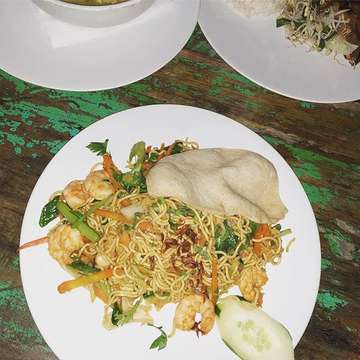 Dinner 🥢🍜🍤 Mei Goreng #bali #indonesianfood #noodles #pescatarian #sanur #foodie #instafood #whatiate #myfooddiary #weightlossjourney #holiday #travel