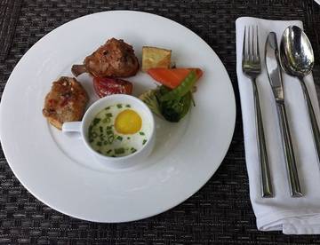 Good morning 😇
.
. .
.
.
.
.
.
.
.
.
.
#breakfast #bali #nusadua #courtyardmarriott  #eggs #steamed_egg #salad #spicy_chicken #tomato_fish_curry #sweet_pea #carrots #tomato #potato #brocoli 🍅🥗🍳🍗