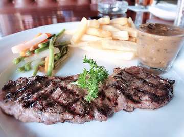 Steak by @capitalresto 
Promonya juga ada di @favesurabaya 😋😋😋
