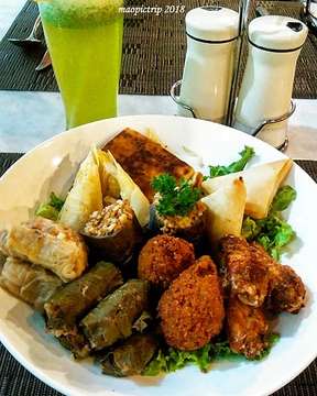 Samosas, arayes, falafels, dolmas, chicken wings. Big appetizer for my big belly💪 #lunch #food #appetizer #falafel #samosa #foodporn #foodgasm #uploadkompakan #jakarta #indonesia