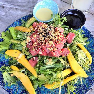 Lunch break @cloud_9_bali 💙💙💙 #bluelove 💙💙💙 #mango #tuna #salad 👏🏼👏🏼 #canggu #bali #indonesia 🙌🏼