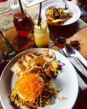 Mie goreng – это национальная индонезийская и балийская еда 🍝 Подаётся яичная жареная лапша, с овощами, мясом, яичницей и чипсами из креветок. Нереально вкусно! Определённо советую 😋 А в дополнение фреша из маракуйя, манго и ананаса это 💣 #bali #foodblogger #foodheaven #travelblogger